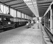 855788 Afbeelding van bezoekers op het perron met antieke tramstellen in het Nederlands Spoorwegmuseum ...